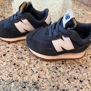 New Balance Unisex-Child 237 V1 Bungee Sneaker